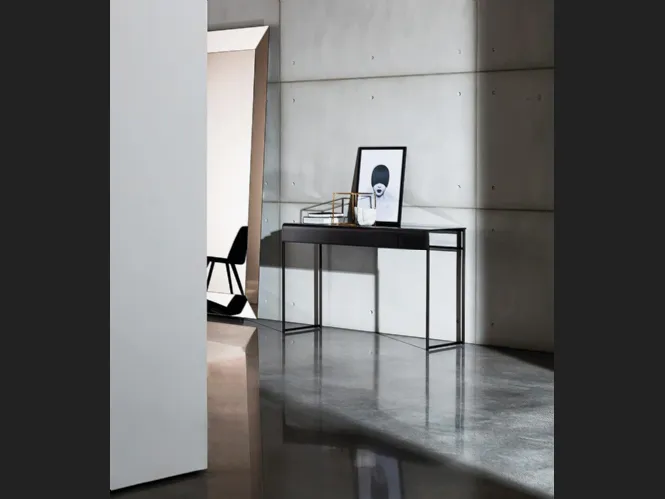Mobile ingresso Nido con top in vetro curvato laccato Nero e base in metallo dello stesso colore di Sovet