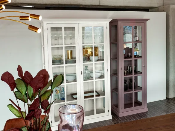 Mobile Contenitore English in legno massello di Rovere laccato con ante in vetro di Devina Nais