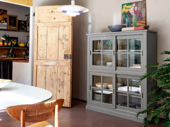 Dispensa Vetrina English in Rovere massello laccato con ante in vetro di Devina Nais