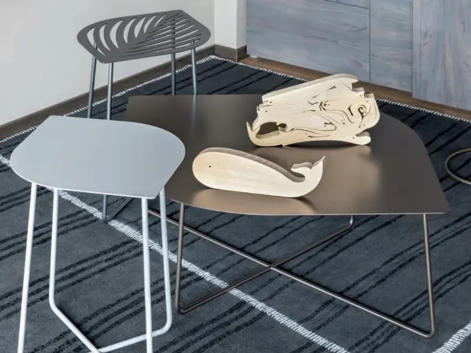 Tavolino in metallo a forma di foglia Leaf di Bonaldo