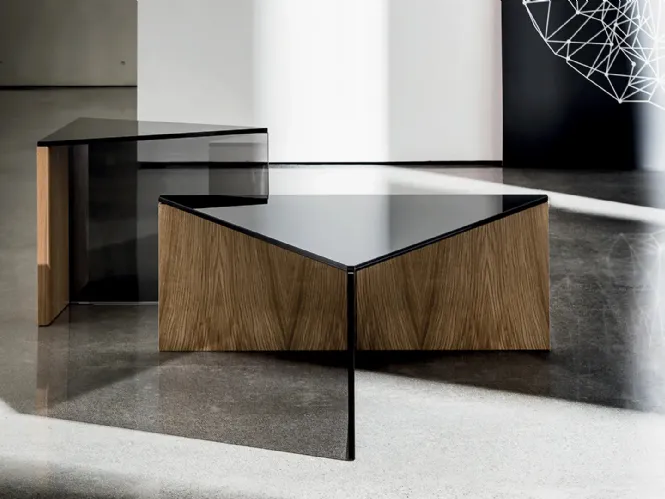 Tavolino Regolo Triangular con top in vetro Nero e base in legno e vetro fumé di Sovet