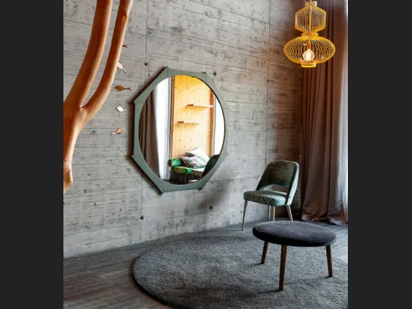 Specchio Colibri con cornice in legno di Rovere di Devina Nais
