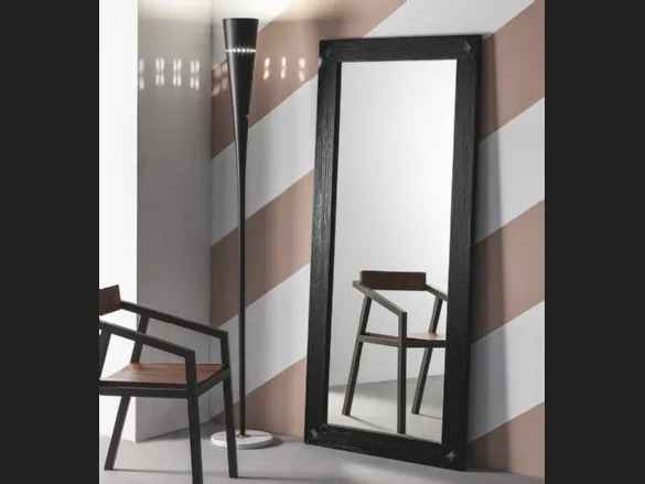 Specchio Elephant con cornice in legno massello di Rovere laccato Nero di Devina Nais