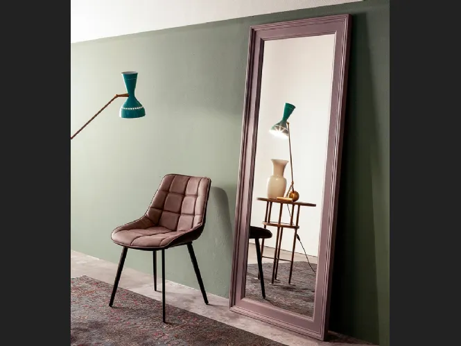 Specchio Keystone con cornice in legno laccato di Devina Nais