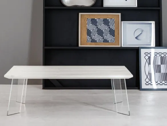 Tavolino Swing con top in Rovere massello e gambe in vetro trasparente di Devina Nais