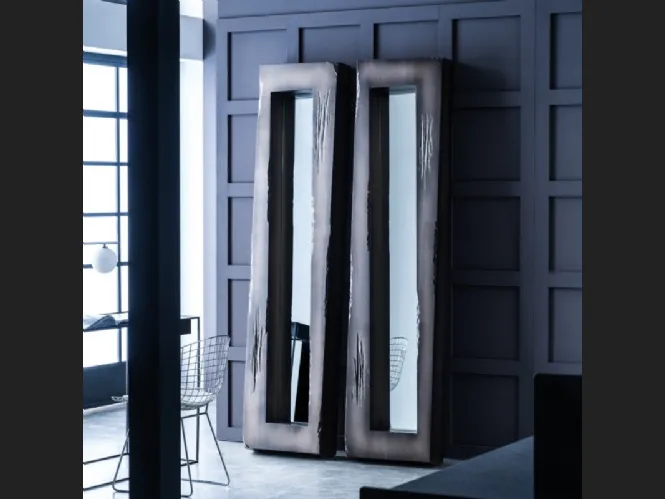 Specchiera Valentino con specchio inclinato e cornice in laccato finitura silverblack di Adriani e Rossi