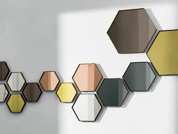 Specchi esagonali con cornice in alluminio Visual Hexagonal di Sovet