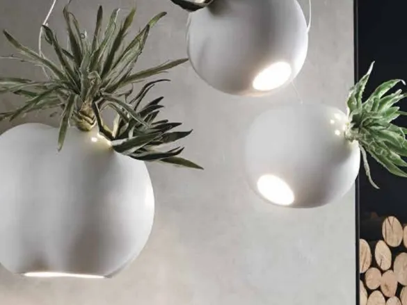 Lampada a sospensione in ceramica con inserti di verde artificiale Erbaria di Adriani e Rossi