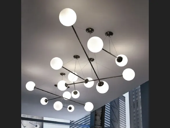 Lampada a sospensione Gym in metallo verniciato antracite opaco con sfera coprilampada in vetro di Murano colore tortora di Adriani e Rossi