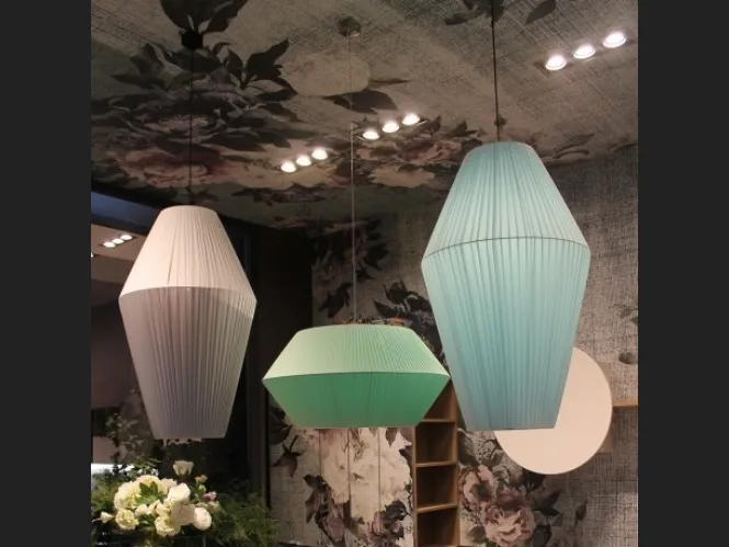 Lampada in tessuto plissettato a vari colori Theather di Adriani e Rossi