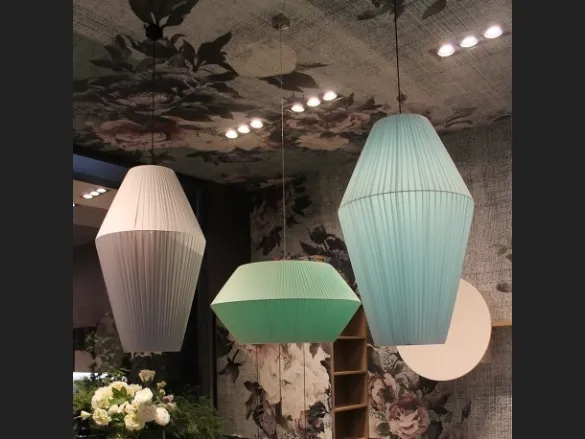 Lampada in tessuto plissettato a vari colori Theather di Adriani e Rossi