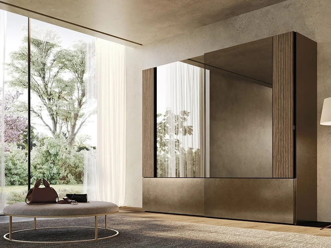 Armadio con ante scorrevoli in laccato ottone e specchio centrale Comp N28 di Mobilgam