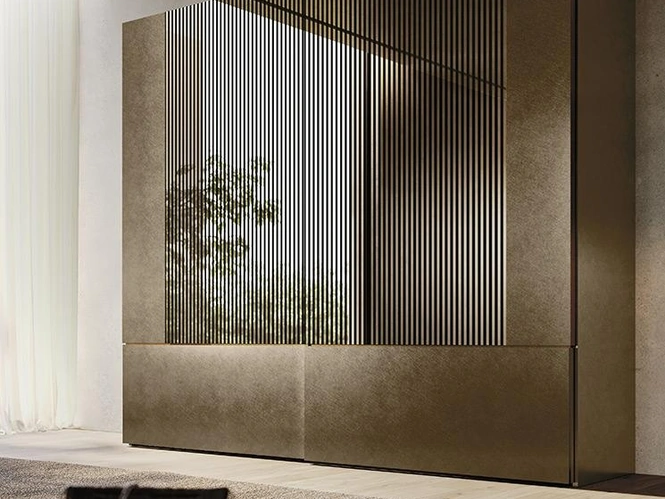 Armadio con ante scorrevoli in laccato ottone e specchio centrale Comp N28 di Mobilgam