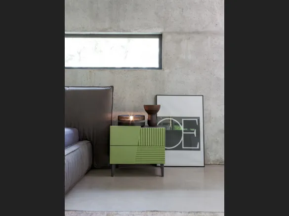 Comodino Design in Rovere massello laccato Verde di Devina Nais