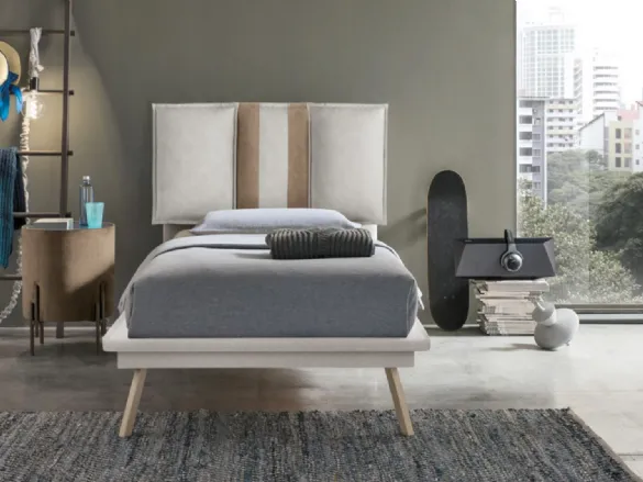 Comodino Planos rivestito in tessuto beige con top in vetro Target Point