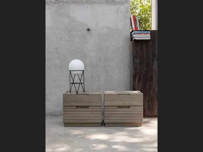 Comodino Zero16 in legno massello di Rovere di Devina Nais