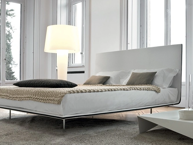 Letto Thin con testiera di Bonaldo