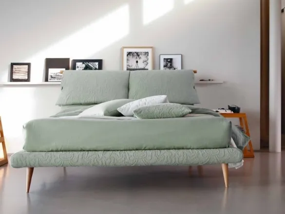 Letto in tessuto con testiera imbottita e piedini in legno Fly di Bontempi Letti Design