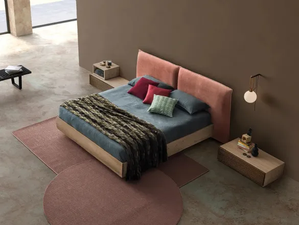 Letto con testiera in tessuto imbottito e box contenitore in Rovere massello Chloè Bold di Devina Nais