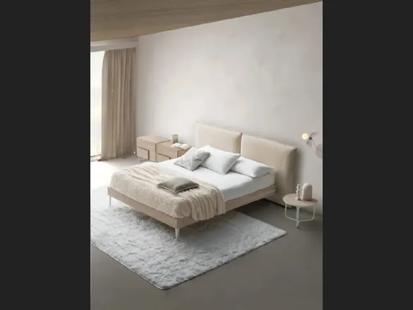 Letto con testiera in tessuto imbottito e giroletto in Rovere Chloè Nordico di Devina Nais
