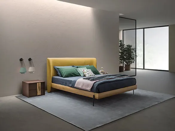 Letto con testiera tondeggiante in tessuto imbottito e giroletto in Rovere massello Leaf Elegance di Devina Nais