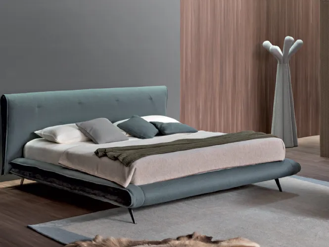 Letto in tessuto imbottito con testiera Saddle Bed di Bonaldo