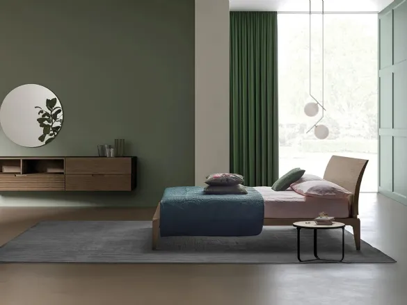 Letto in legno massello di Rovere finitura Tabacco con testiera curva Shark di Devina Nais
