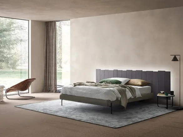 Letto con testiera in Rovere massello sospesa e giroletto in tessuto imbottito Urban Ranch Soft di Devina Nais