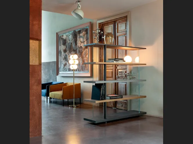Libreria Zero 16 in legno massello di Rovere con schienale in vetro trasparente di Devina Nais