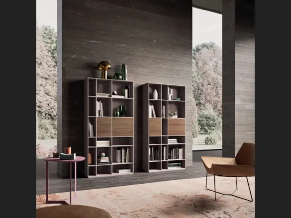 Libreria a muro in laccato opaco ortensia e materico finitura frassino cuoio di Orme
