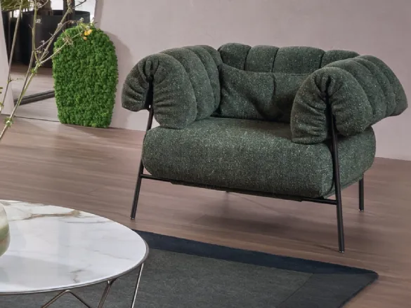 Poltroncina di design in tessuto imbottito Tirella di Bonaldo