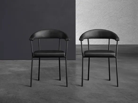 Sedia Director in ecopelle nera con struttura in tubolare metallico industrial di Devina Nais