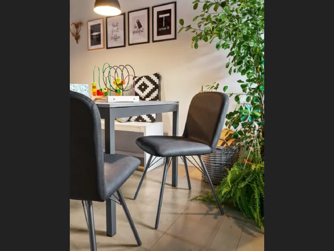 Sedia in ecopelle imbottita con struttura in metallo grigio opaco Emma di Connubia