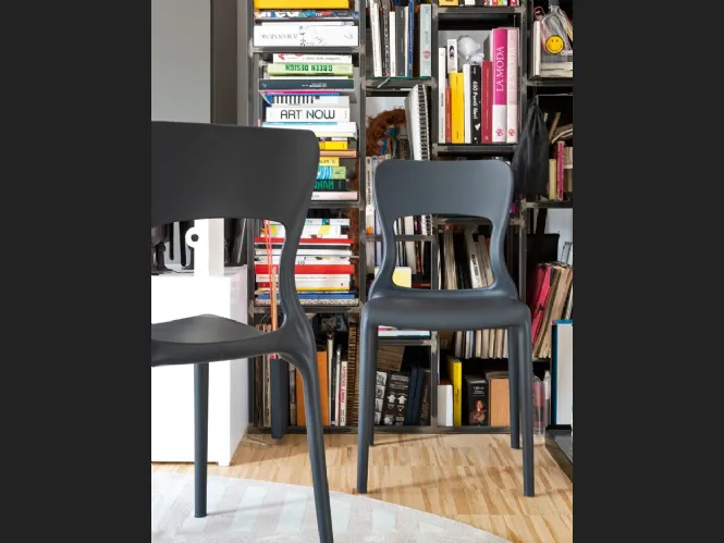 Sedia di design in polipropilene grigio opaco Helios di Connubia