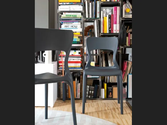 Sedia di design in polipropilene grigio opaco Helios di Connubia