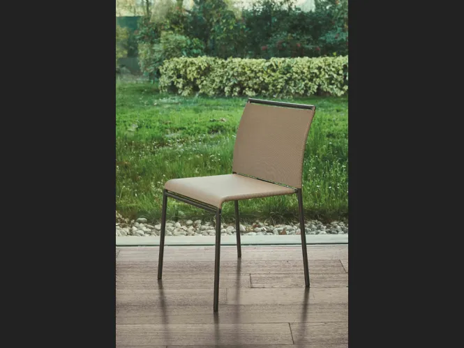 Sedia impilabile Lola Outdoor con struttura in acciaio laccato per esterno con rivestimento in Texplast di Ingenia