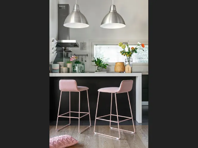 Sgabello in tessuto con struttura in metallo Riley soft di Connubia