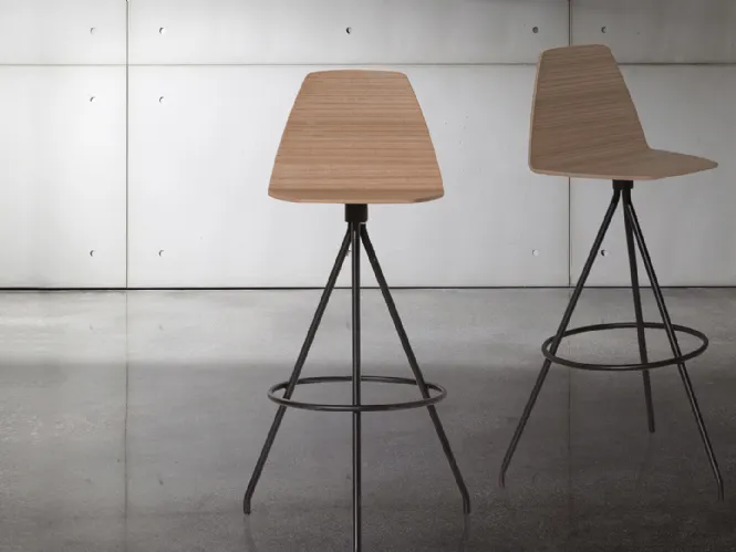 Sgabello Sila in legno con gambe in metallo di Sovet