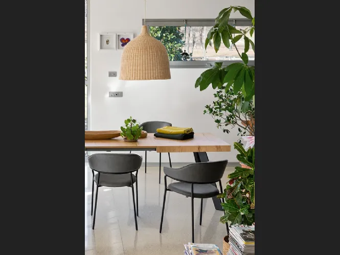 Tavolo allungabile in legno di faggio con top in nobilitato rovere naturale Bold di Connubia