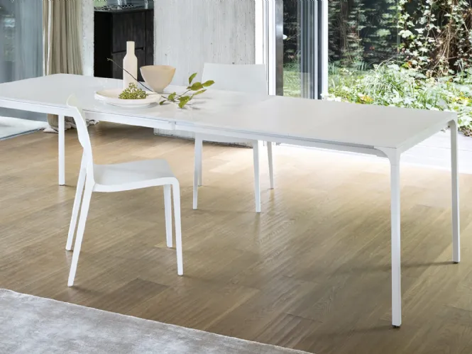 Tavolo allungabile in cristallo con base in metallo verniciato Zen di Bonaldo