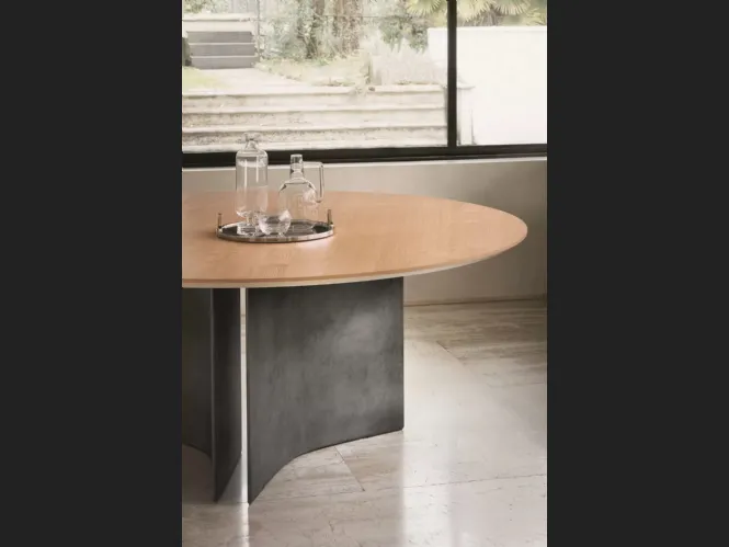 Tavolo rotondo Magnum con base in cemento e piano in Legno impiallaciato di Bontempi