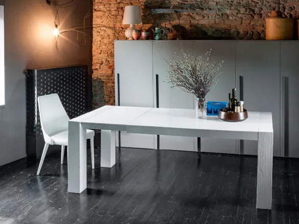 Tavolo allungabile Mini Brooklyn in Rovere massello laccato di Devina Nais