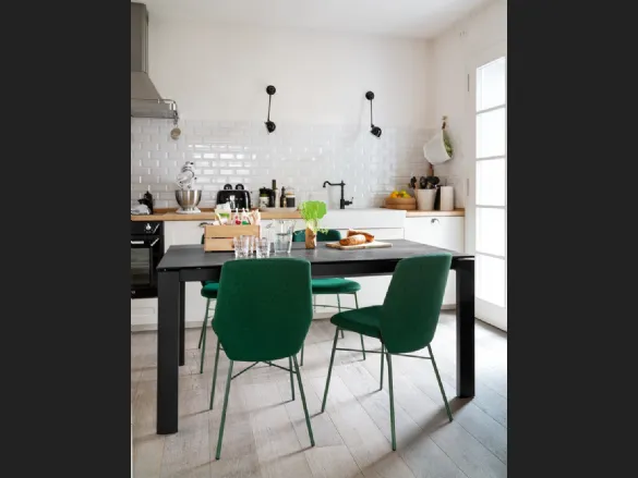 Tavolo allungabile con top in ceramica stone e gambe in legno di faggio laccato grafite Eminence Wood di Connubia