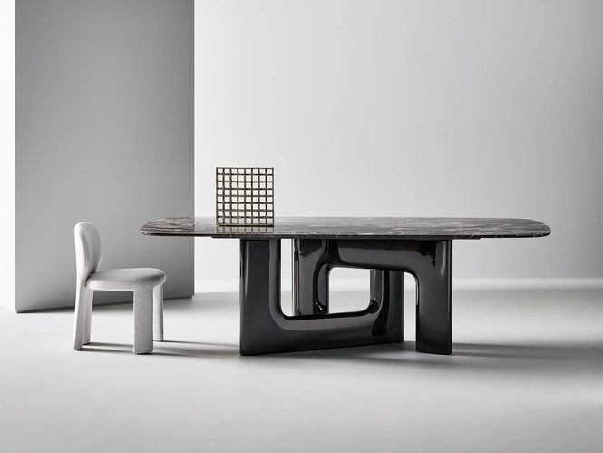 Tavolo di design Liaison con top in marmo e base in poliuretano di Bonaldo