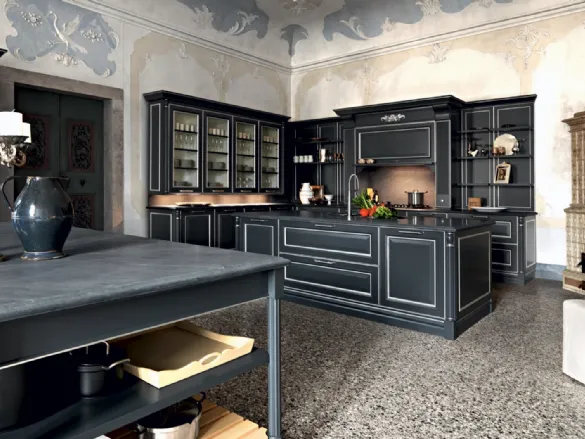 Cucina Classica con isola in laccato opaco con particolari in finitura argento spazzolato e top in marmo di Carrara grigio levigato Elite Tale of sense di Cesar