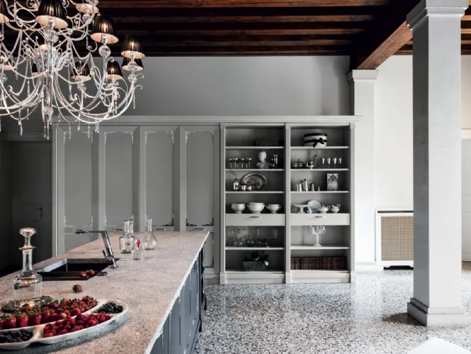 Cucina Classica con isola Etoile Luminous Star in laccato opaco e top in granito Peperino satinato di Cesar