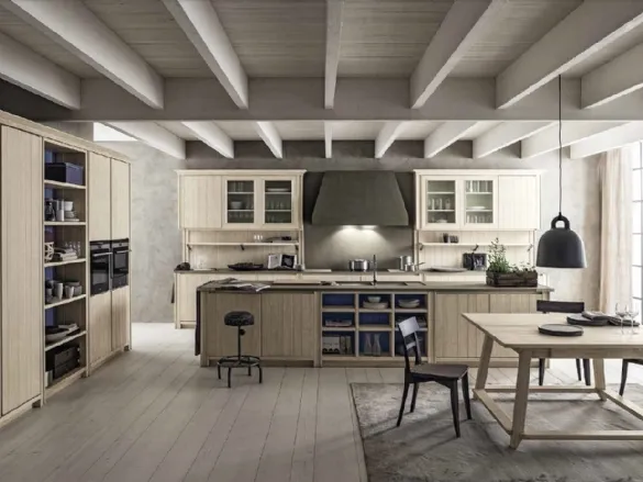 Cucina Classica con isola in legno finitura bianco perla e top in ecocemento finitura fumo Maestrale M01 di Scandola