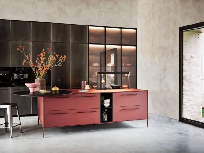 Cucina Design con isola Unit Local Gentility in Fenix Rosso Jaipur con piano snack in Rovere corvino di Cesar