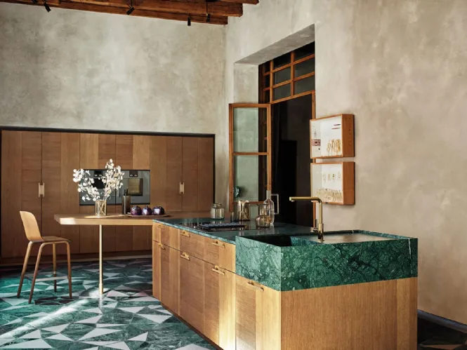 Cucina Design con isola e penisola Intarsio Art & Order in Rovere Mediterraneo con top in marmo Verde Guatemala di Cesar