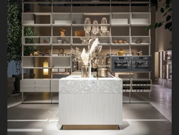 Cucina Design lineare in laccato strutturato Bianco Intarsio e top in seminato Bianco Apuano di Cesar